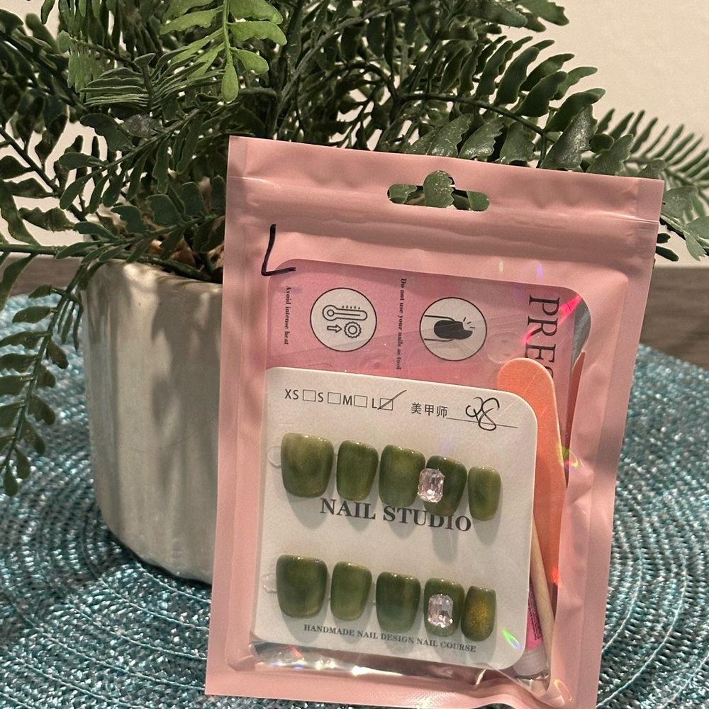 Green Press-On Nails